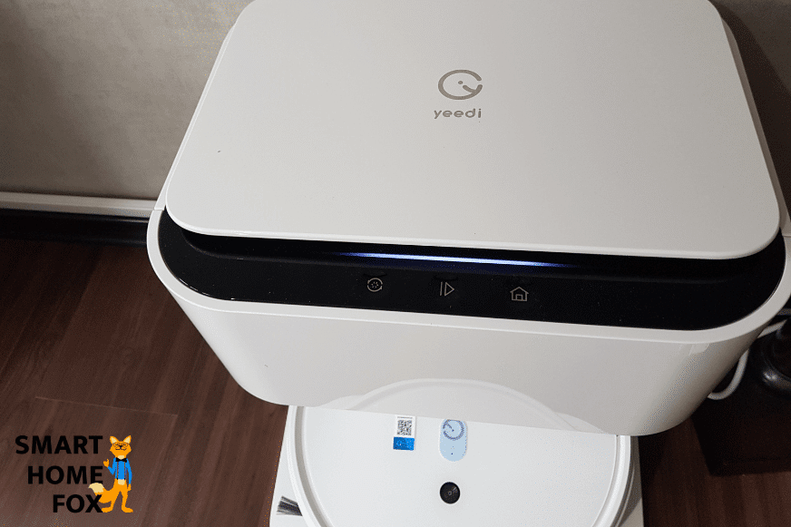 Светодиодный дисплей, а также блок управления на верхней части  Yeedi Station крупным планом.